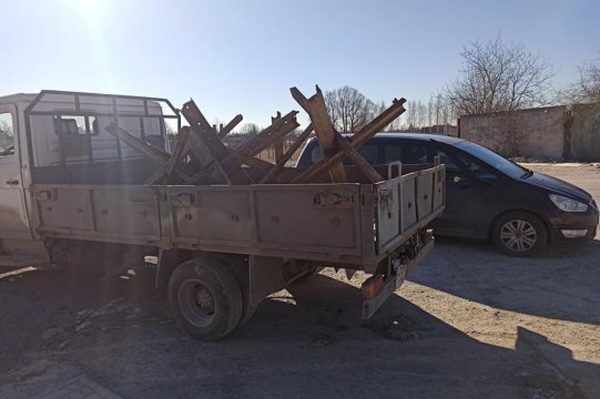 Забезпечуємо блок-пости Житомирщини протитанковими їжаками